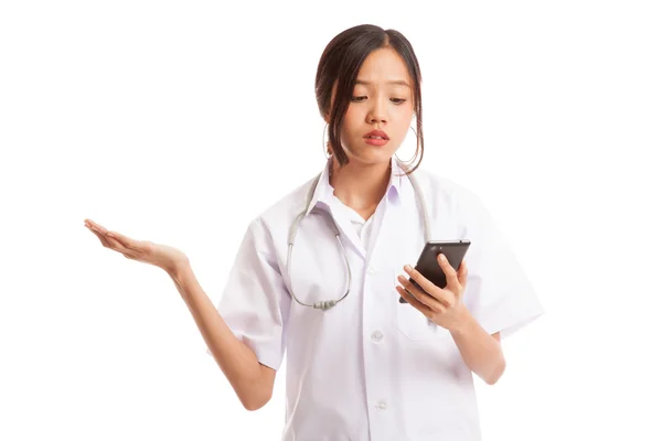 Asian young doctor woman upset with  mobile phone — Stock Photo, Image