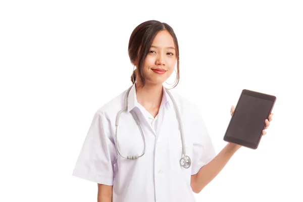 Asya genç kadın doktor Haritayı tablet pc — Stok fotoğraf
