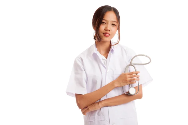 Jeune asiatique femme médecin tenir stéthoscope et sourire — Photo