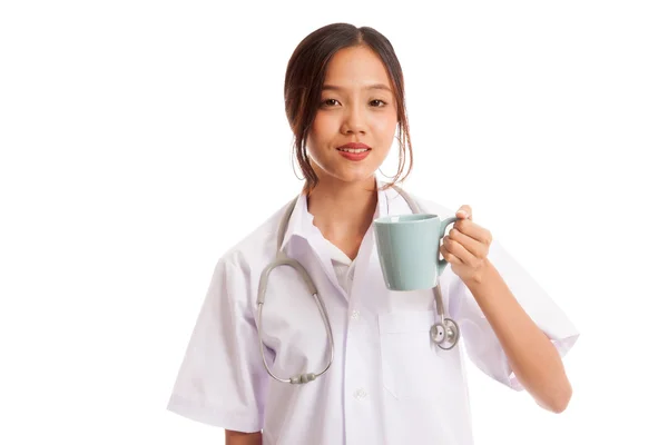 Jovem asiática médica segurar uma caneca e sorrir — Fotografia de Stock