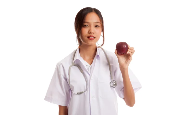 Giovane asiatico femmina medico sorriso spettacolo un apple — Foto Stock