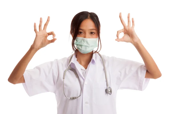 Jeune asiatique femme médecin avec masque montrer OK avec les deux mains — Photo