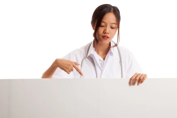 若いアジア女性医師ポイントと空白記号を見下ろす — ストック写真