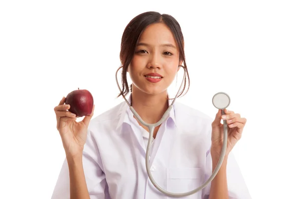 Junge asiatische Ärztin halten Apfel und Stethoskop — Stockfoto