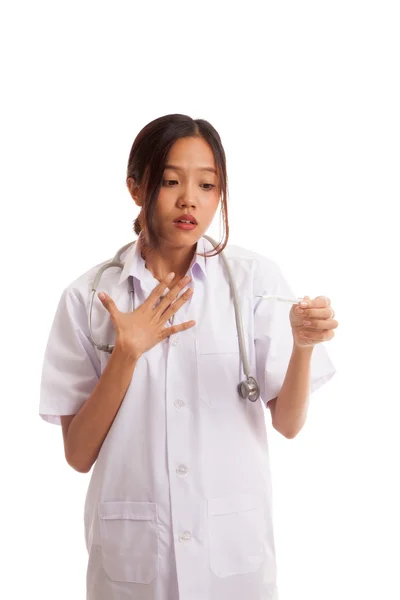 Joven asiática médico preocuparse con termómetro — Foto de Stock