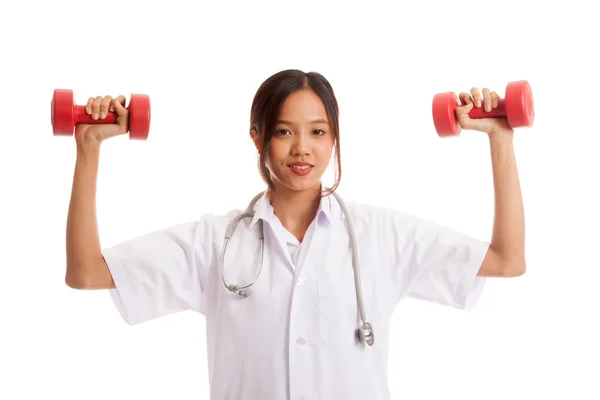 Fiatal ázsiai nő orvos, súlyzó, mindkét kezével — Stock Fotó