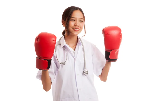 Młode azjatyckie kobiece lekarz gotowy do walki — Zdjęcie stockowe