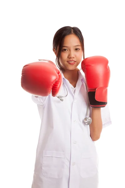 Jovem asiática médico soco com luva de boxe — Fotografia de Stock