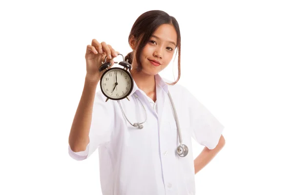 Jeune asiatique femme médecin heureux montrer une horloge — Photo