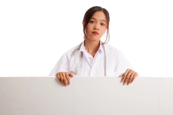 Jovem ásia feminino médico mostrar polegares até atrás branco bil — Fotografia de Stock