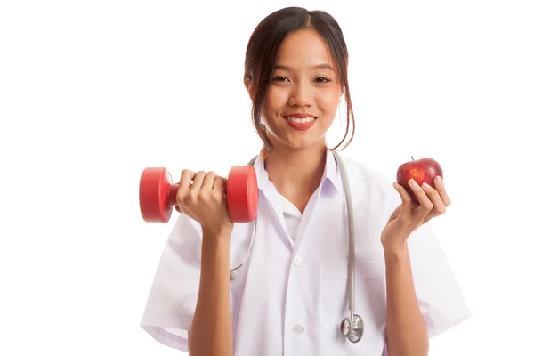 Joven asiática médico hold manzana y dumbbell —  Fotos de Stock