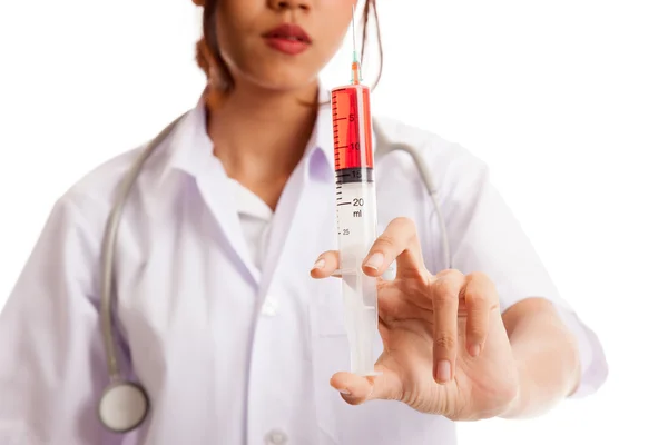Młoda Azjatka lekarka trzymać strzykawkę fokus w strzykawce — Zdjęcie stockowe