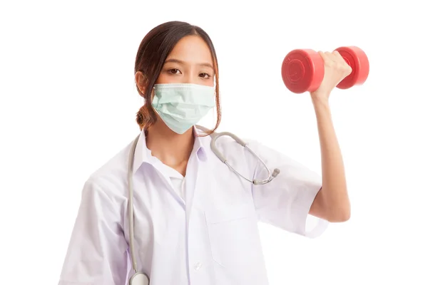 Молодая азиатка-врач носит маску с гантелями — стоковое фото