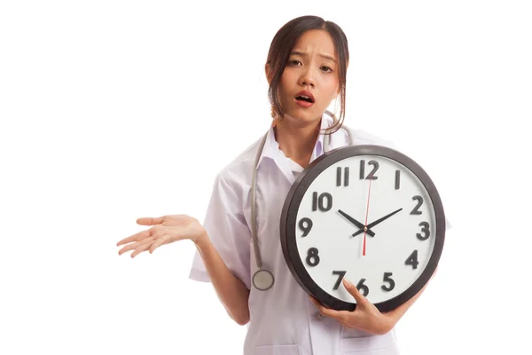 Enojado joven asiático médico femenino con un reloj —  Fotos de Stock