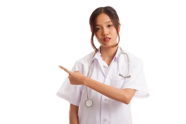 Asiatique jeune femme médecin point à blanc espace — Photo