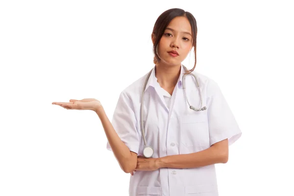 Asiatique jeune femme médecin montrer quelque chose sur elle main — Photo