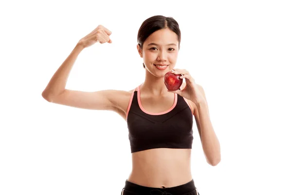 Красивая азиатская здоровая девушка сгибает бицепсы с красным яблоком — стоковое фото