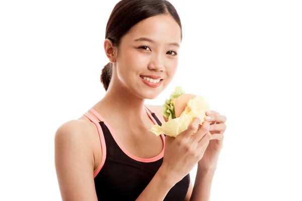 Mooie Aziatische gezond meisje geniet van eten hamburger — Stockfoto