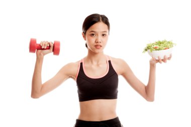 Güzel Asyalı sağlıklı kız dumbbell ve salata ile
