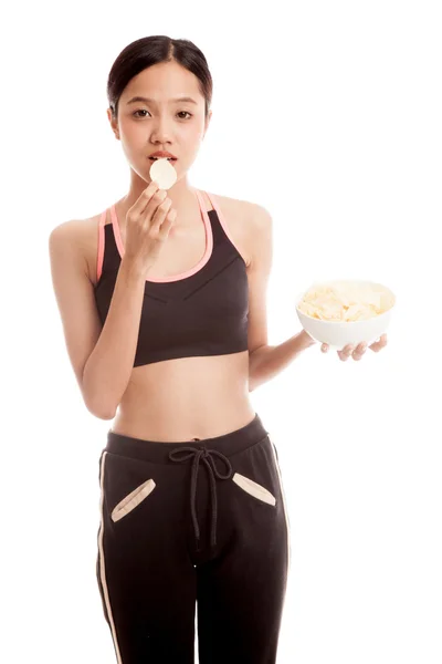 Красивая азиатская здоровая девушка ест картофельные чипсы — стоковое фото