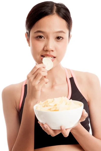 아름 다운 아시아 건강 한 여자 먹는 감자 칩 — 스톡 사진