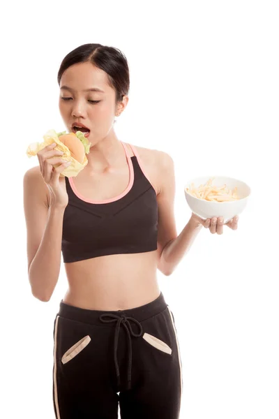 Mooie Aziatische gezond meisje met frietjes en de hamburger — Stockfoto