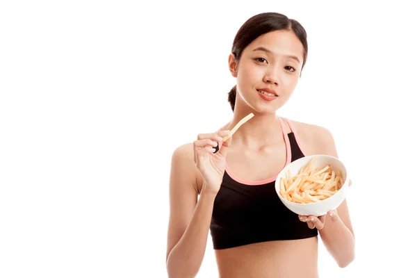 Menina saudável asiática bonita comer batatas fritas — Fotografia de Stock