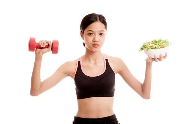 Bella ragazza asiatica sana con manubri e insalata — Foto Stock