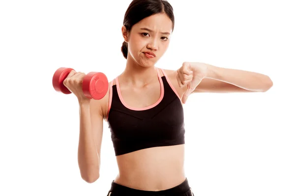 Hermosa asiática saludable chica pulgares abajo con dumbbell — Foto de Stock