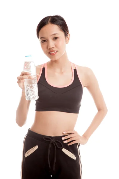 Красивая азиатская здоровая девушка с бутылкой питьевой воды — стоковое фото