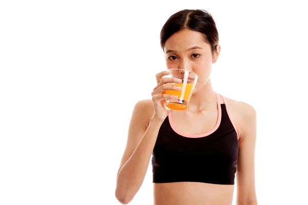 Красивая азиатская здоровая девушка пьет апельсиновый сок — стоковое фото