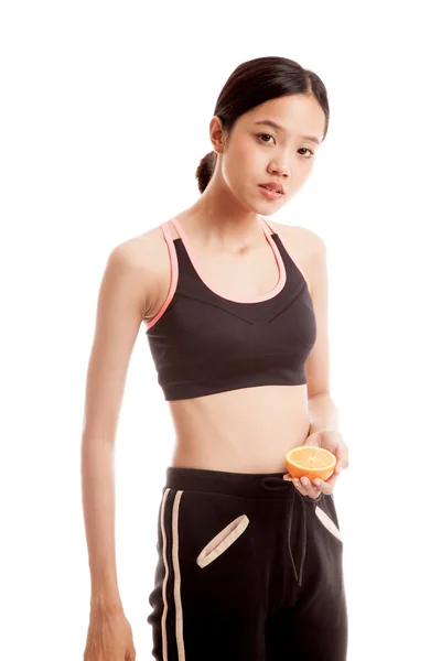 Belle fille asiatique en bonne santé avec des fruits orange — Photo