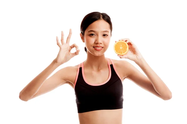 Красивая азиатская здоровая девушка показать ОК с апельсиновыми фруктами — стоковое фото