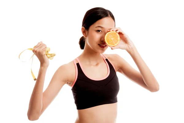 測定テープとオレンジのフルーツ ダイエットに健康的なアジアの女の子 — ストック写真