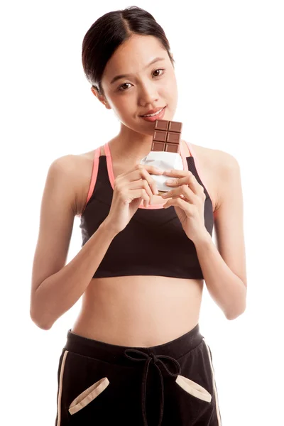Gyönyörű, egészséges ázsiai lány szereti a csokoládét — Stock Fotó