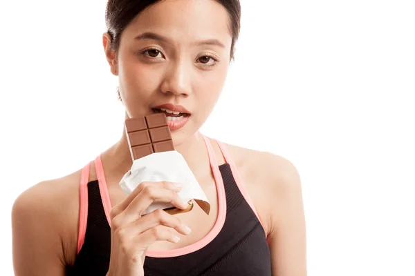 Gyönyörű, egészséges ázsiai lány enni csokoládé — Stock Fotó