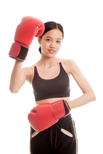 Όμορφα υγιή ασιατικό κορίτσι με κόκκινο γάντι του μποξ — Φωτογραφία Αρχείου