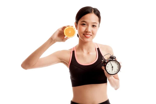 Krásná Asiatka zdravé s pomerančem a hodiny — Stock fotografie