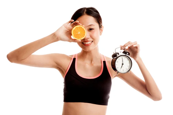 Krásná Asiatka zdravé s pomerančem a hodiny — Stock fotografie