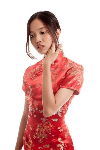 Азиатка в китайском платье из чхонсам — стоковое фото