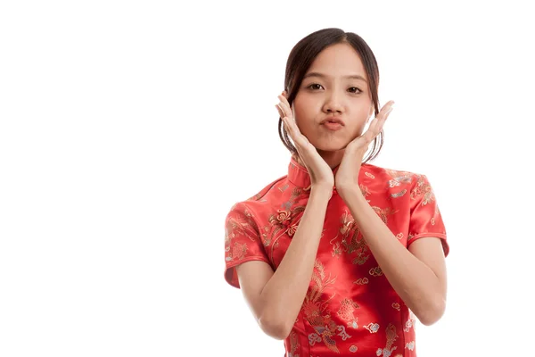 Happy Asijská dívka v čínských cheongsam šaty — Stock fotografie
