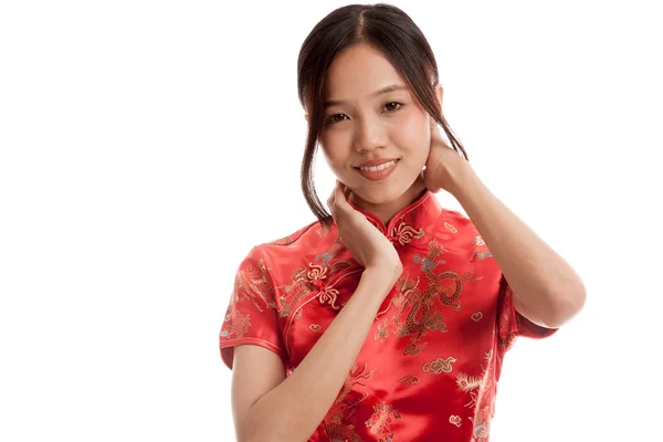 Asiatisk flicka i cheongsam kinesisk klänning — Stockfoto