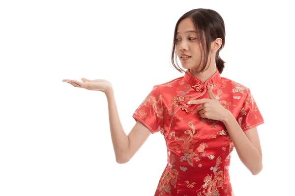 Asiatique fille en chinois cheongsam robe point à blanc espace sur h — Photo