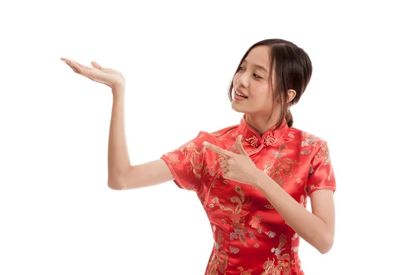 Asiatisk tjej i kinesiska cheongsam klänning punkt till tomt utrymme på h — Stockfoto