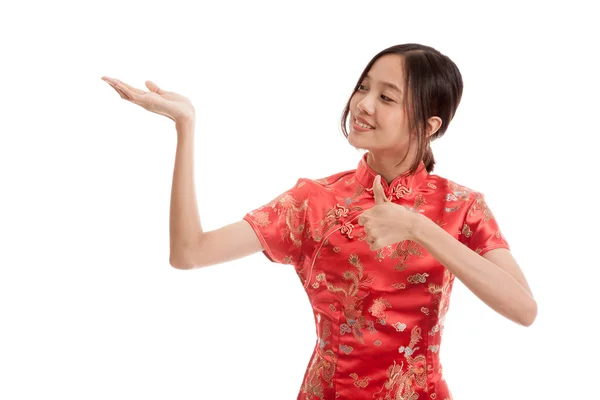 Asian girl in chinese cheongsam dress  thumbs up with  blank spa — Stock Photo, Image