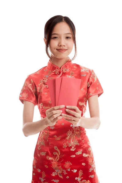 Asiatisk tjej i kinesiska cheongsam klänning med röda kuvertet — Stockfoto