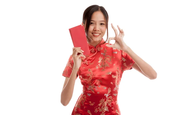 Asyalı kız cheongsam Çin elbiseli kırmızı zarfla Tamam göster — Stok fotoğraf