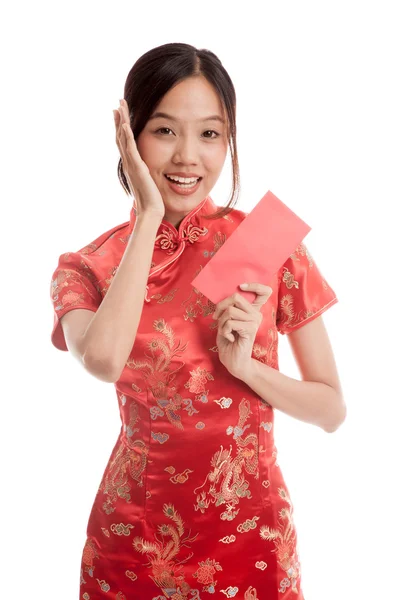 Aziatische meisje in chinese cheongsam jurk met Hongbao — Stockfoto