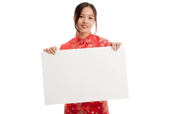 Asiatisk tjej i kinesiska cheongsam klänning med tomma tecken — Stockfoto