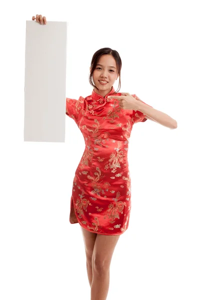 Chica asiática en cheongsam chino vestido con signo en blanco — Foto de Stock